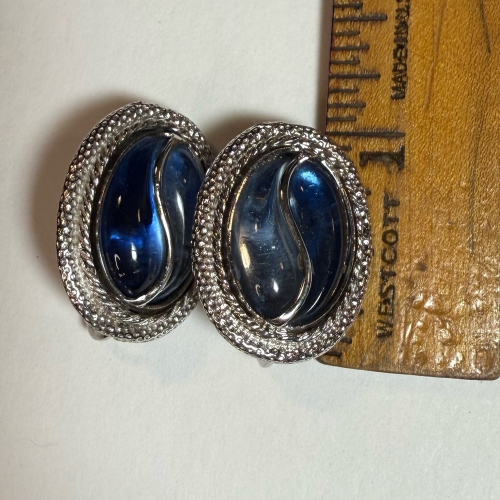 Vintage 60’s Emmons Silver Tone Blue Lucite Cabochon Clip-On Earrings - Picture 9 of 11
